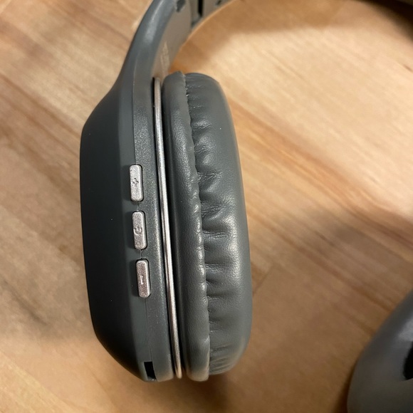 Sharper Image SBT 669 Bluetooth Headphones (Grey) - Picture 4 of 6